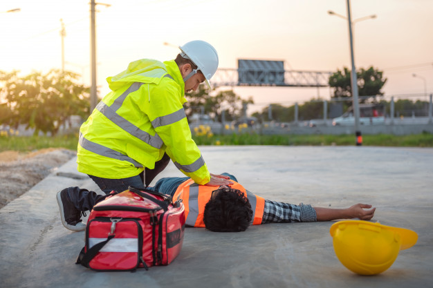 accident-work-construction-labor-people-basic-first-aid-cpr-training-outdoor_41097-20